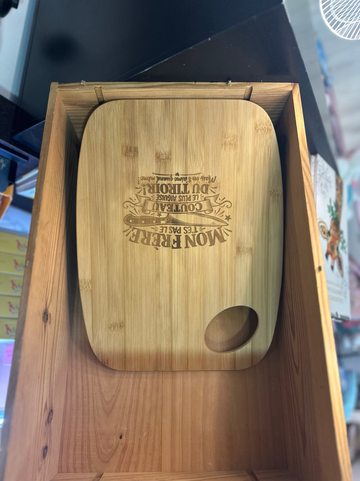 Planche bambou gravée Mon frère t'es pas le couteau le plus aiguisé du tiroir