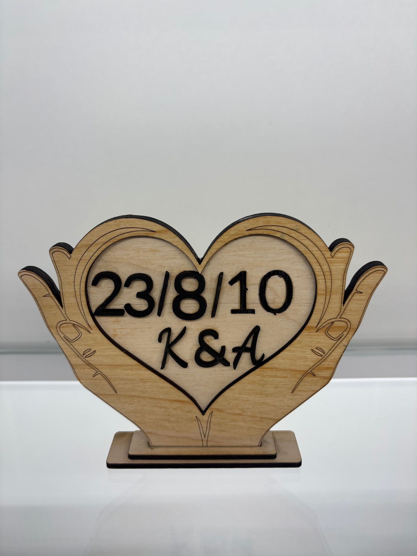 Coeur mains à poser personnalisable avec date et initiales
