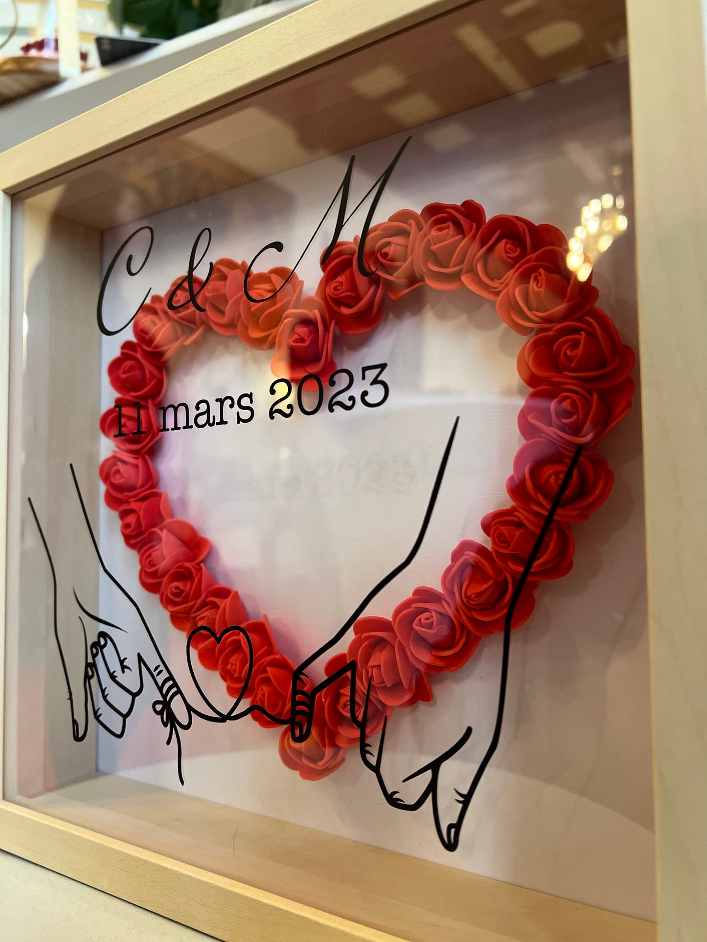 Cadre 3D avec roses rouges personnalisable avec doigts entremêlés