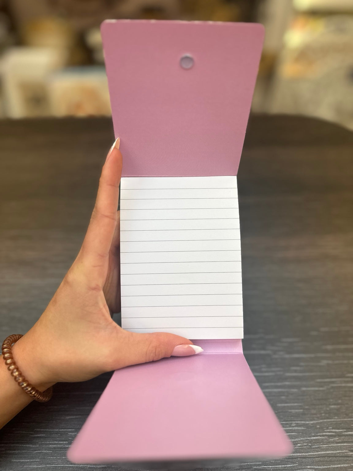 Pages lignées du carnet collègue avec rabat aimanté et intérieur rose