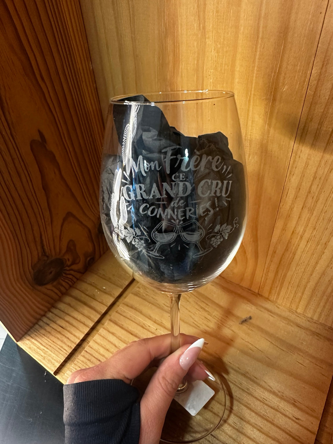 Détail de la gravure : Verre à vin gravé Mon Frère – Ce grand cru de conneries !