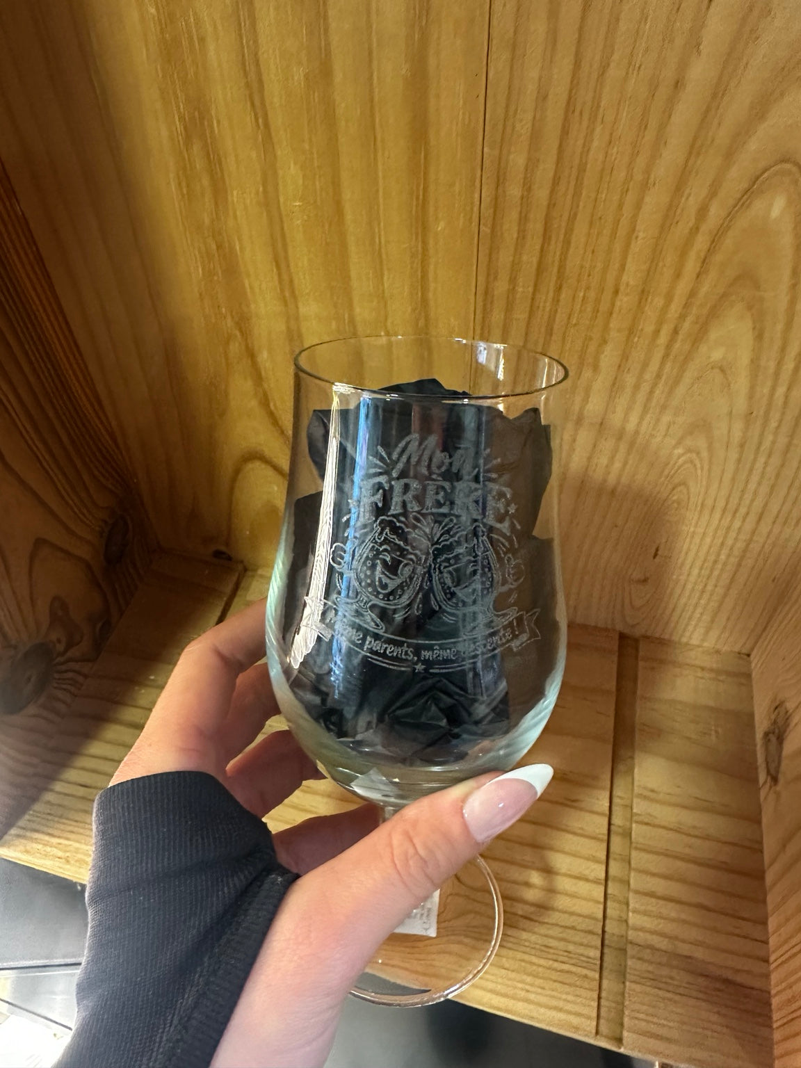 Détail de la gravure : Verre à bière gravé Mon Frère – Même parents, même descente !
