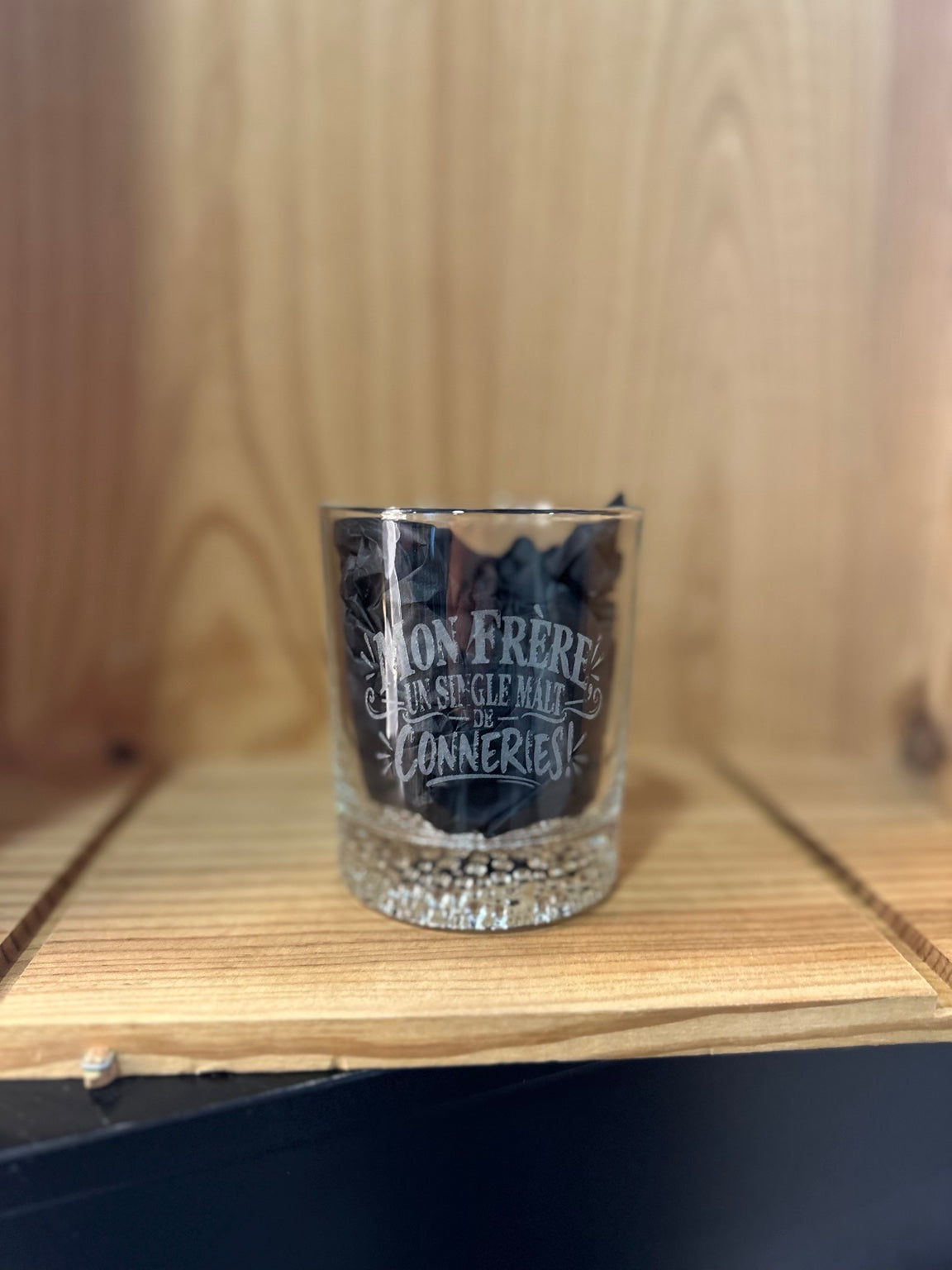 Verre gravé cadeau frère : Verre à whisky gravé Mon Frère – Un single malt de conneries !