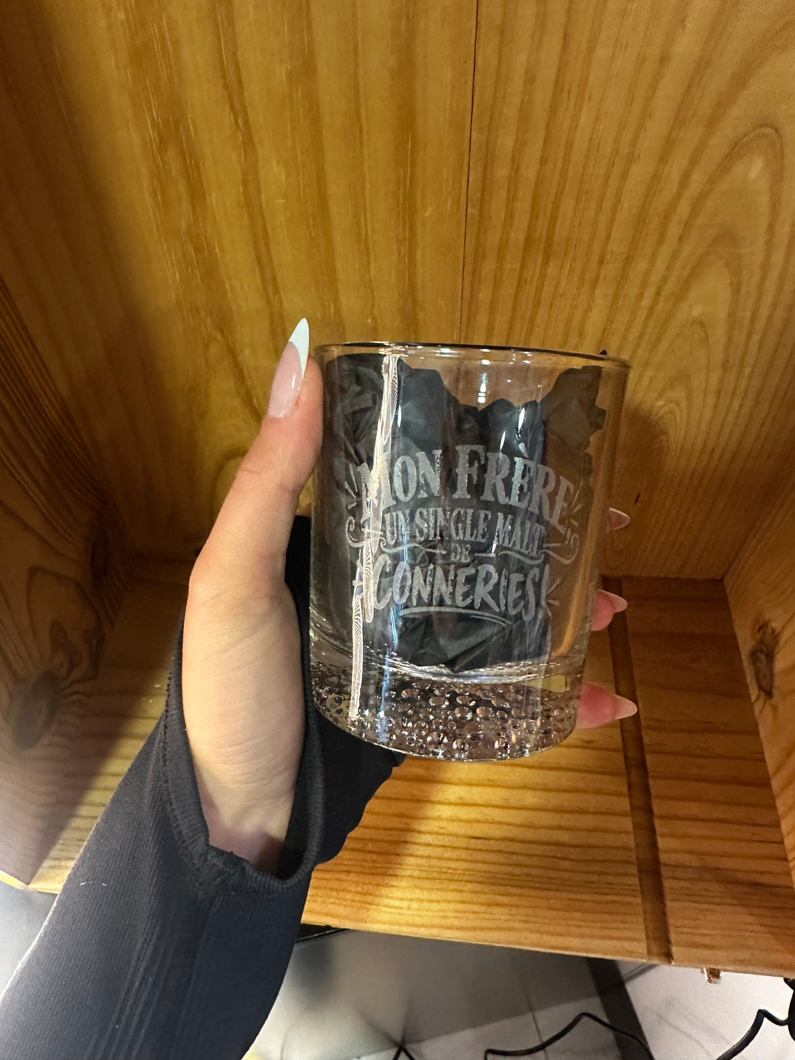 Détail de la gravure : Verre à whisky gravé Mon Frère – Un single malt de conneries !