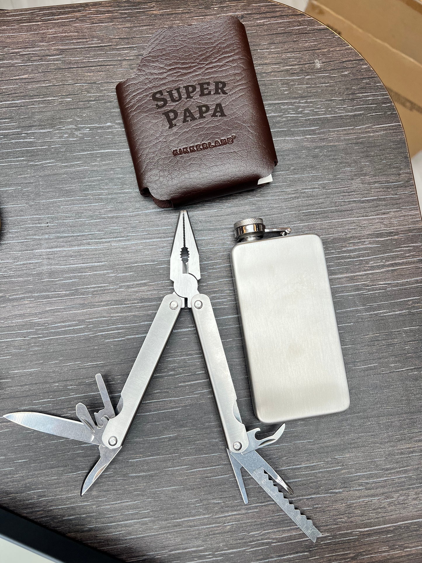 Coffret flasque et outils papa