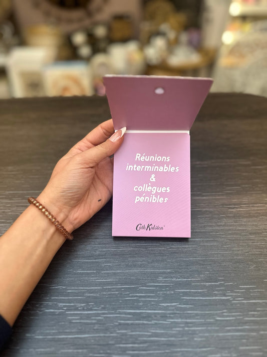 Carnet collègue ouvert avec message Réunions interminables et collègues pénibles, intérieur rose et fermeture aimantée