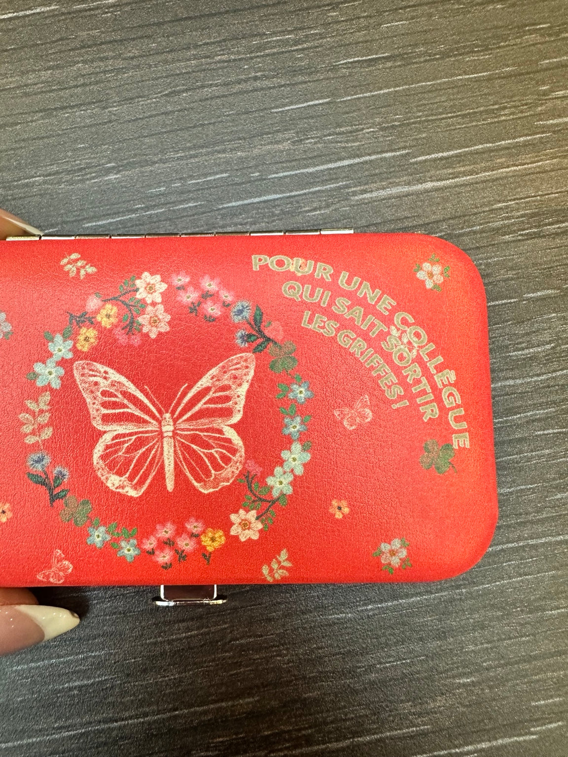 Détail de l’étui rouge : Pour une collègue qui sait sortir les griffes, décor papillon et fleurs