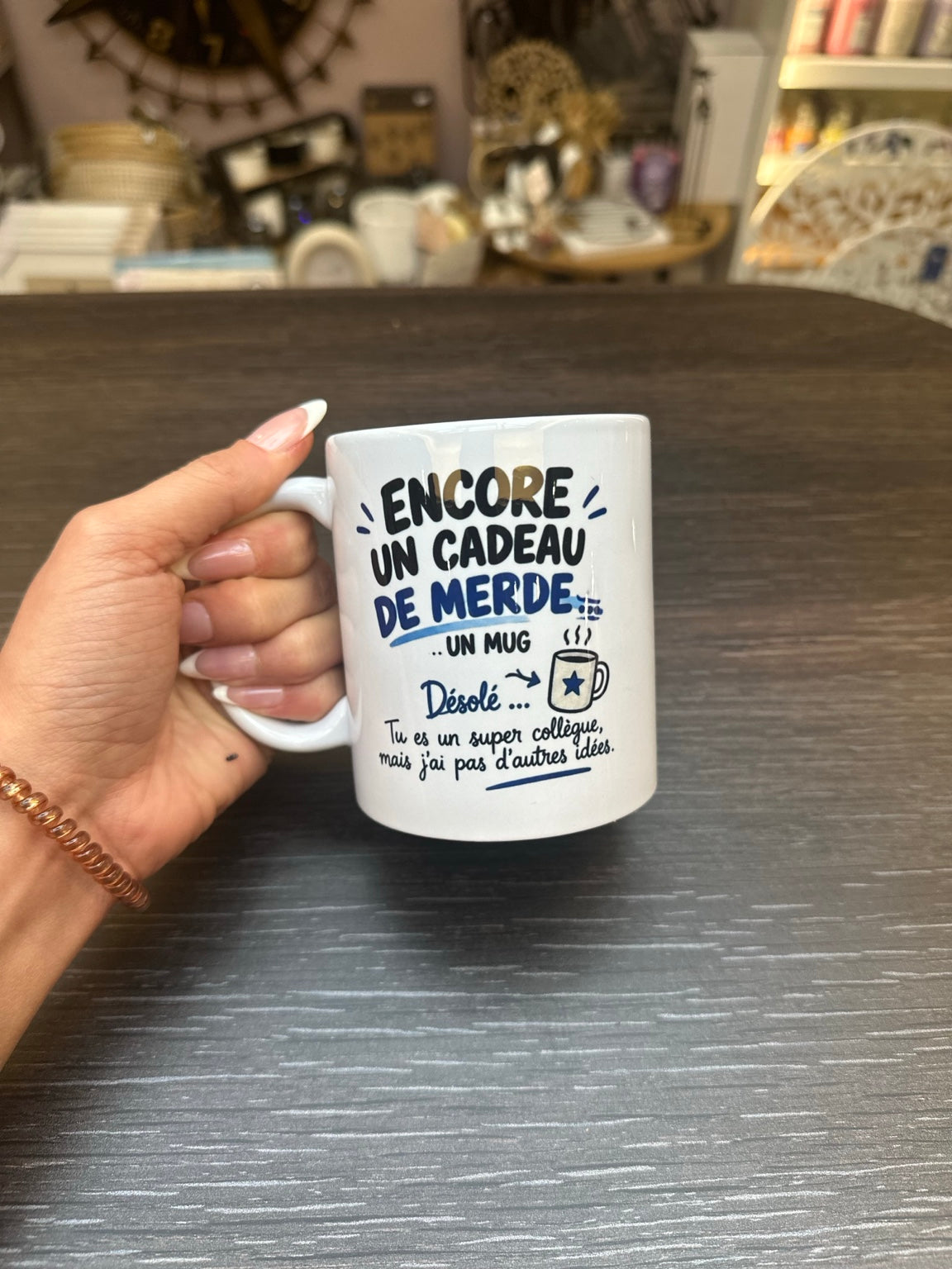 Mug blanc humoristique pour un super collègue, inscription Encore un cadeau de merde et décor bleu