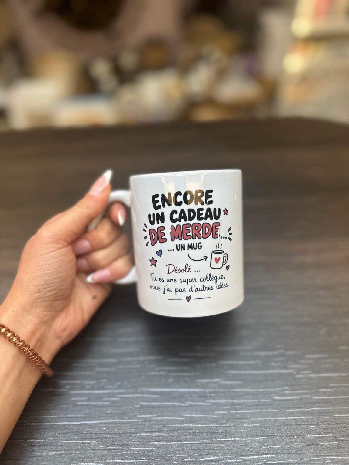 Mug blanc cadeau collègue avec inscription Encore un cadeau de merde, décor rose et cœurs