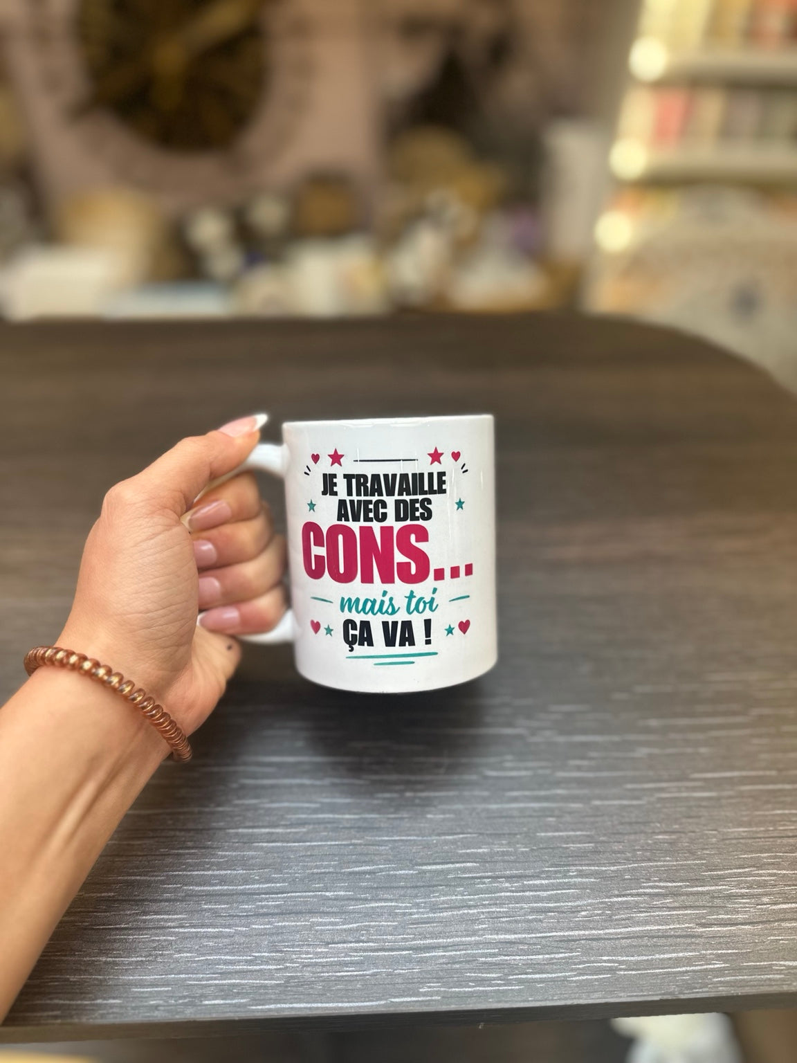 Mug blanc collègue Je travaille avec des cons mais toi ça va, texte rose et turquoise avec cœurs