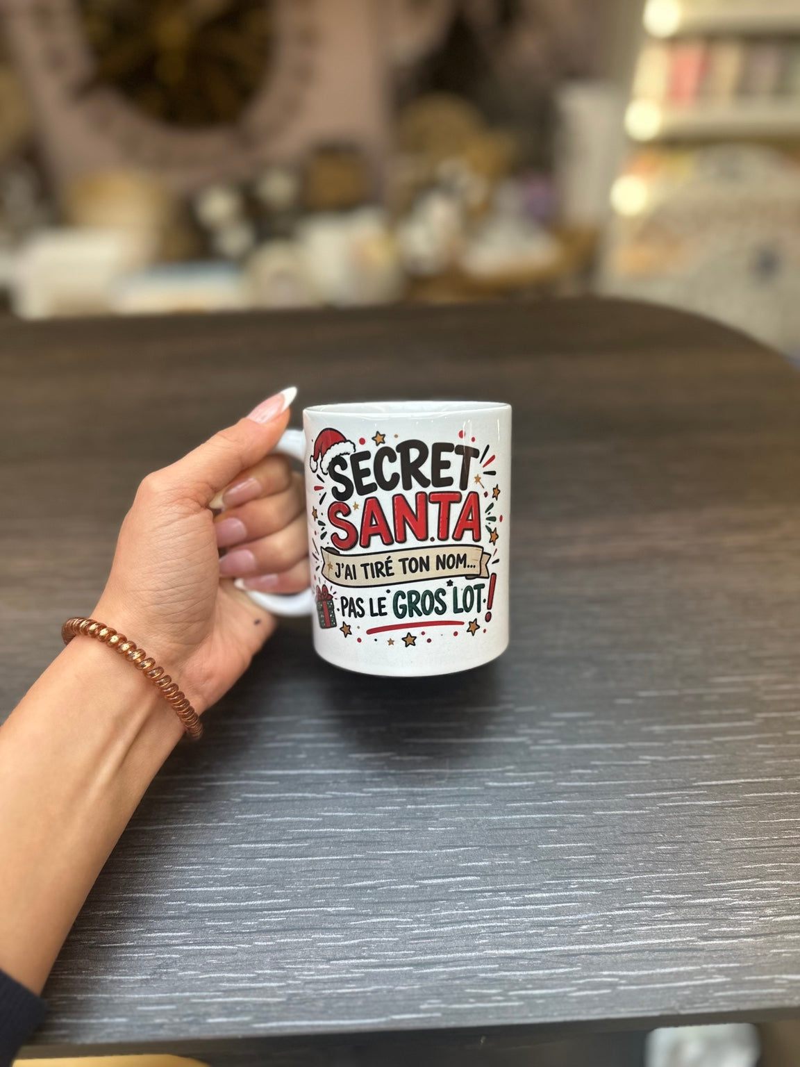 Mug blanc Secret Santa J’ai tiré ton nom pas le gros lot, décor de Noël rouge et vert