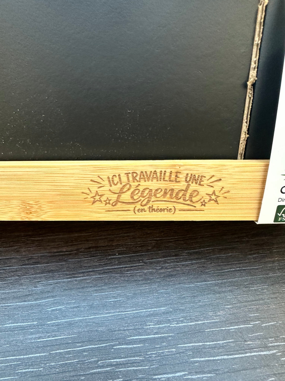 Détail de la gravure Ici travaille une légende en théorie sur le bambou