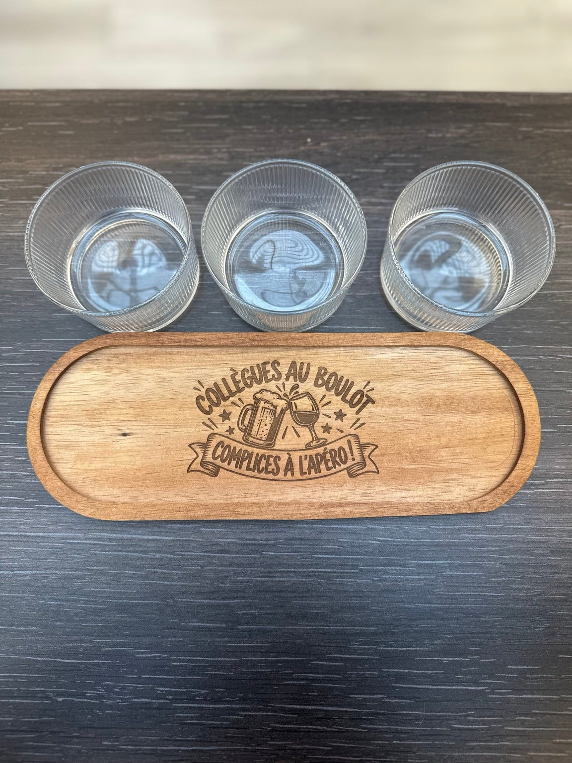 Set apéro collègue : plateau en bois gravé Collègues au boulot complices à l’apéro et trois bols transparents