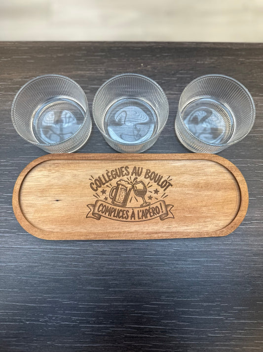 Set apéro collègue : plateau en bois gravé Collègues au boulot complices à l’apéro et trois bols transparents